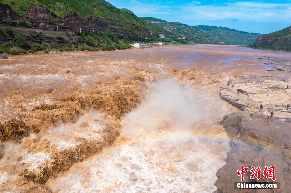 黄河壶口瀑布迎秋汛水雾翻腾现彩虹