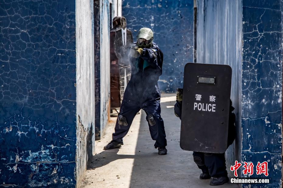 新疆铁警秋日沙场大练兵