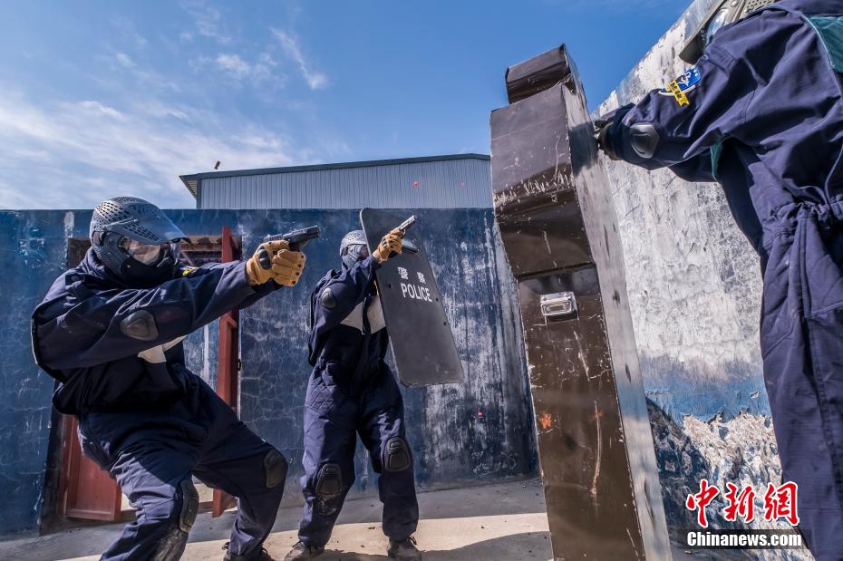 新疆铁警秋日沙场大练兵