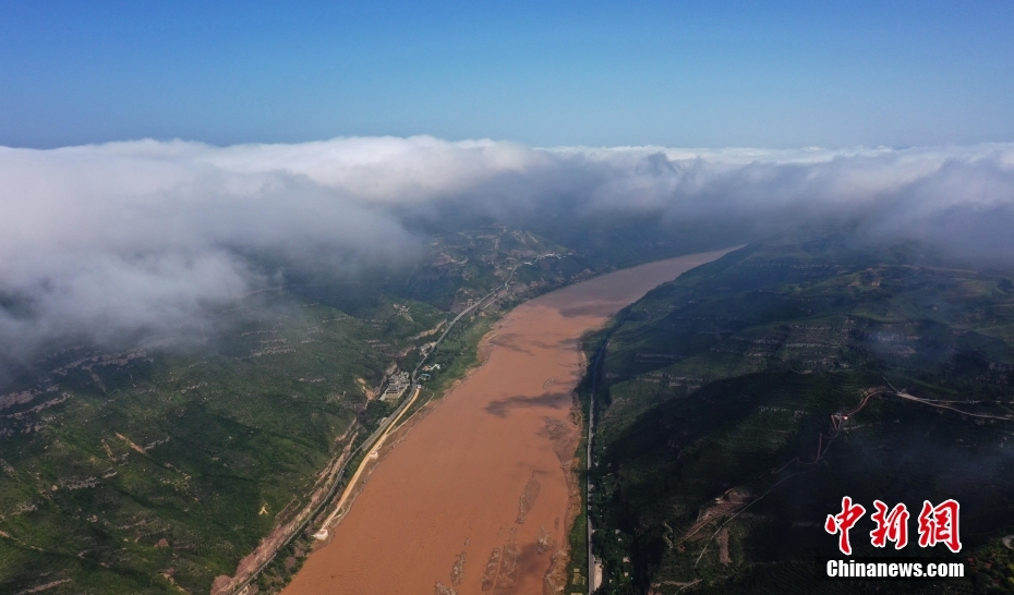 黄河壶口瀑布现云海景观