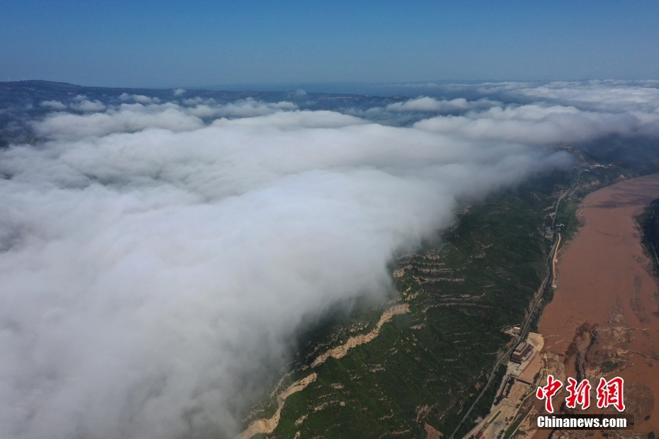 黄河壶口瀑布现云海景观