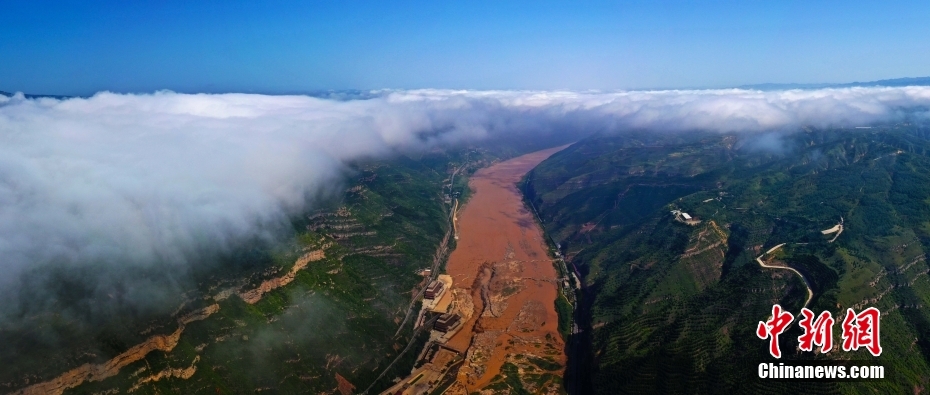 黄河壶口瀑布现云海景观