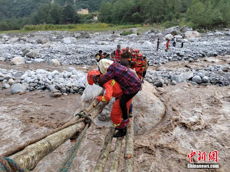 四川泸定6.8级地震：森林消防震中营救转移地震伤者和被困群众