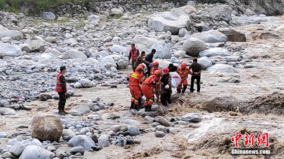 四川泸定6.8级地震：森林消防震中营救转移地震伤者和被困群众