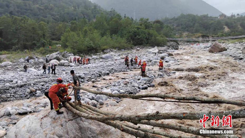 四川泸定6.8级地震：森林消防震中营救转移地震伤者和被困群众