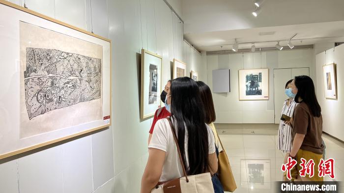 百余件版画作品在重庆展出 展全国美术教师创作风采