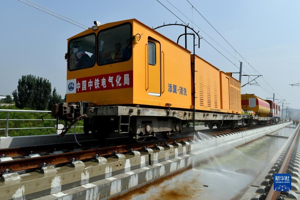 济莱高铁上驶来了隧道清洗车