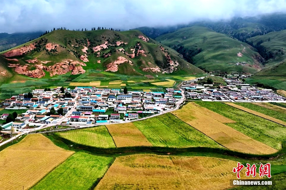 空中俯窥秋天的祁连山 宛如大地色的“眼影盘”