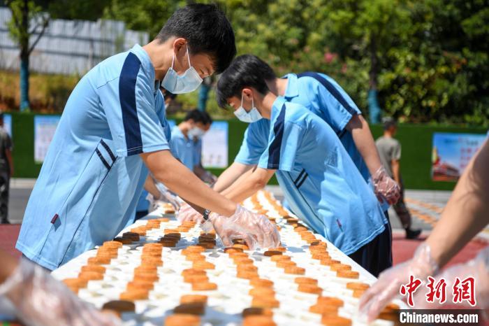 湖南辣条班学生制1000个辣条月饼赠师生迎中秋