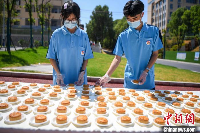 湖南辣条班学生制1000个辣条月饼赠师生迎中秋