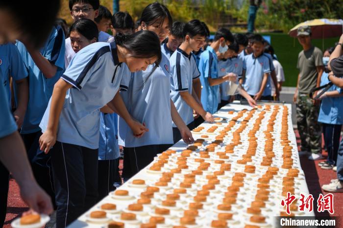 湖南辣条班学生制1000个辣条月饼赠师生迎中秋