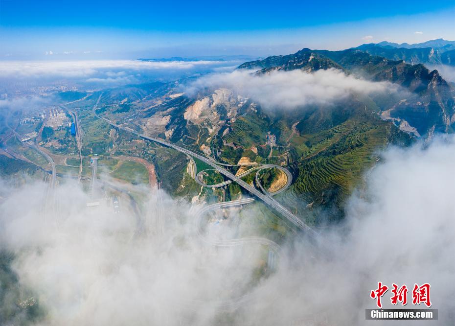 山西：秋雨之后 太行山脉出现云海奇观