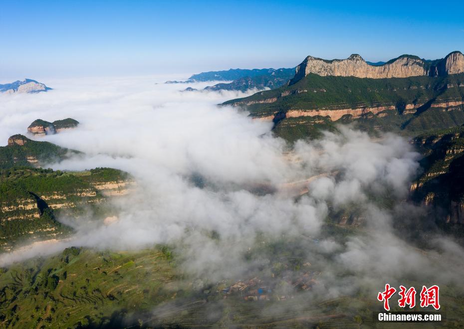 山西：秋雨之后 太行山脉出现云海奇观