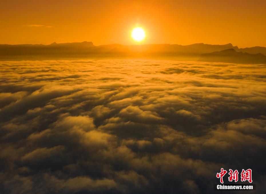 山西：秋雨之后 太行山脉出现云海奇观