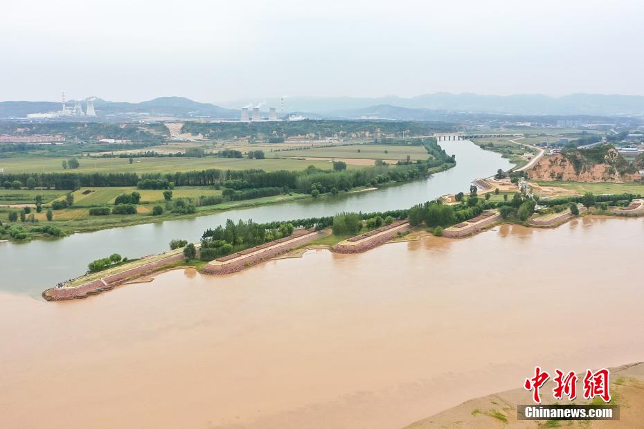 航拍“水上太极” 洛河黄河现一清一浊交汇盛景