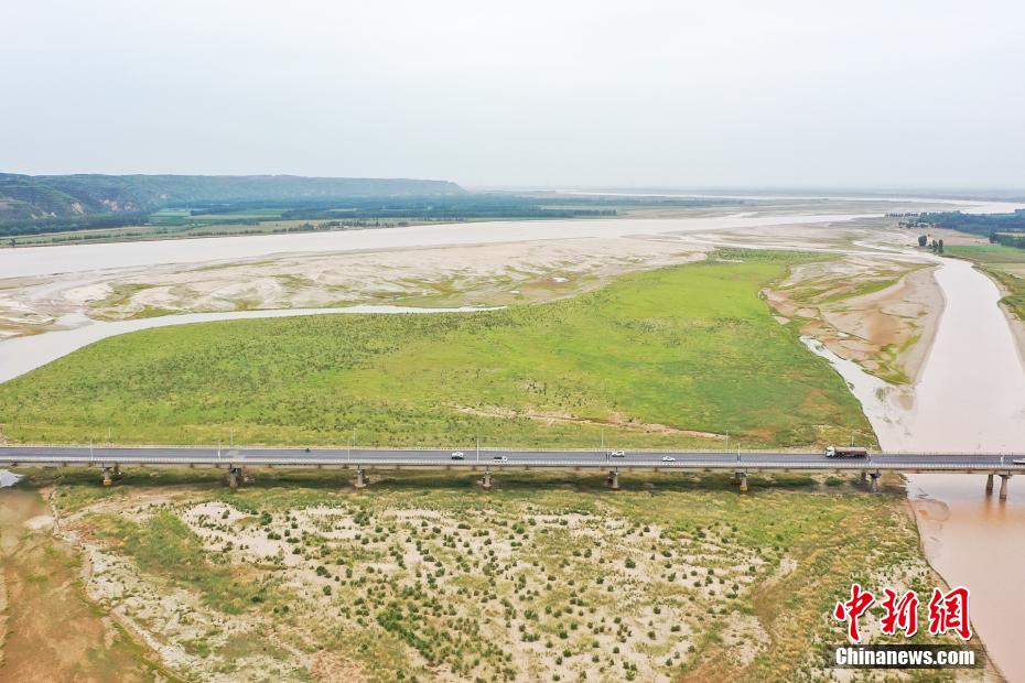 航拍“水上太极” 洛河黄河现一清一浊交汇盛景