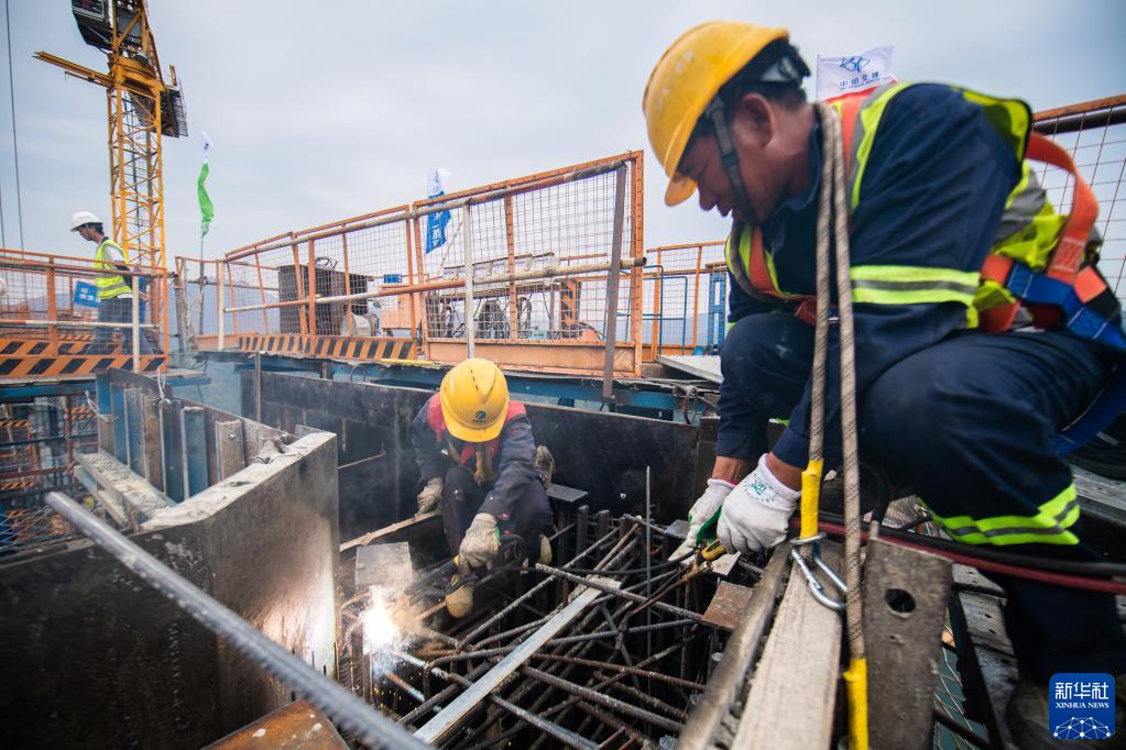 湖南官新高速马路口资水特大桥主墩封顶