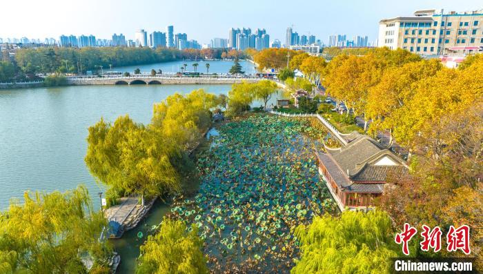 航拍湖北襄阳古城：护城河畔层林尽染