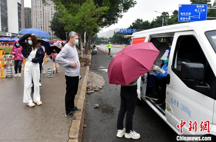福州：移动应急核酸采样车助力疫情防控