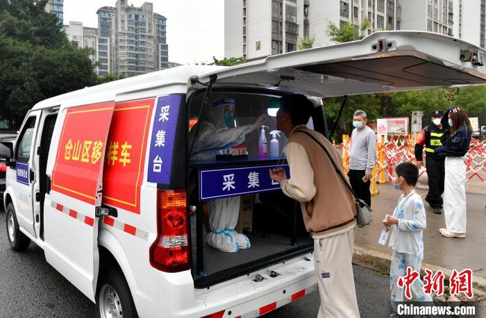 福州：移动应急核酸采样车助力疫情防控