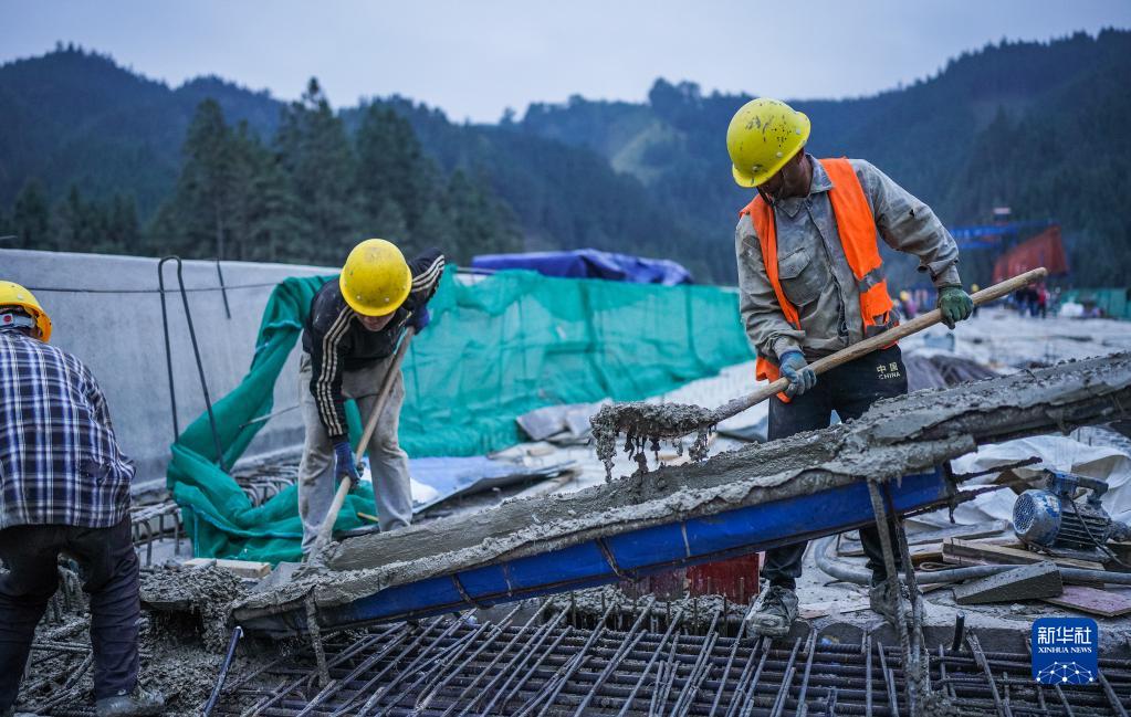 贵州：雷榕高速建设有序推进