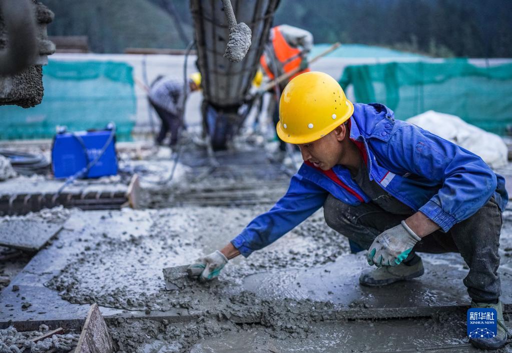 贵州：雷榕高速建设有序推进