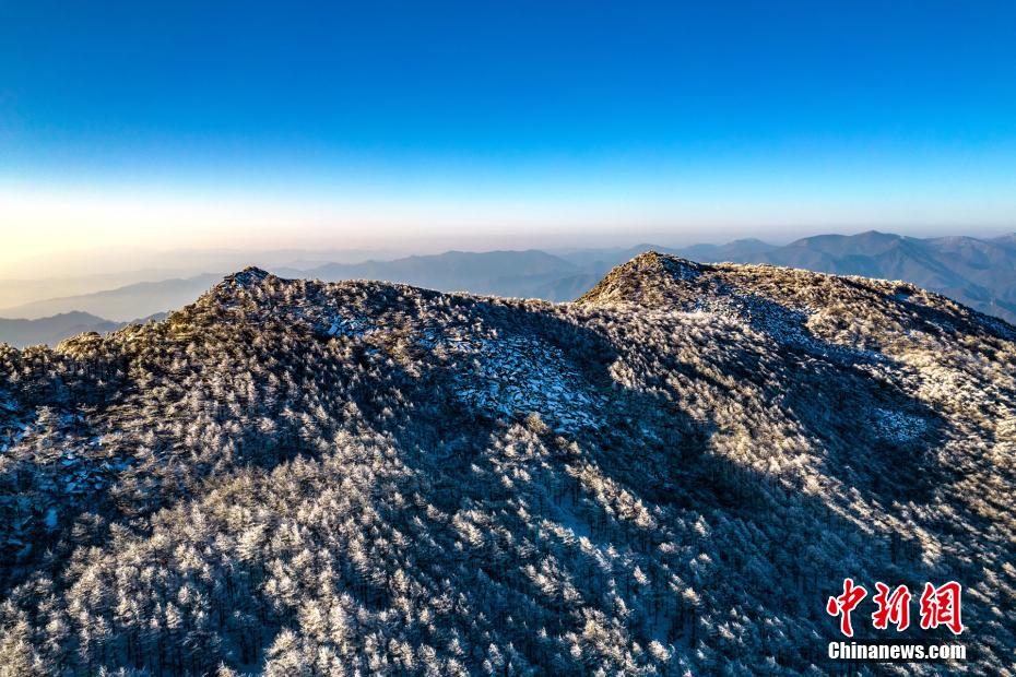 山尖薄雪映衬下 俯瞰冬日的秦岭日出景观