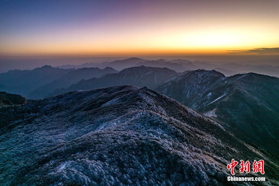 山尖薄雪映衬下 俯瞰冬日的秦岭日出景观