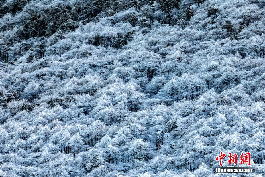 山尖薄雪映衬下 俯瞰冬日的秦岭日出景观