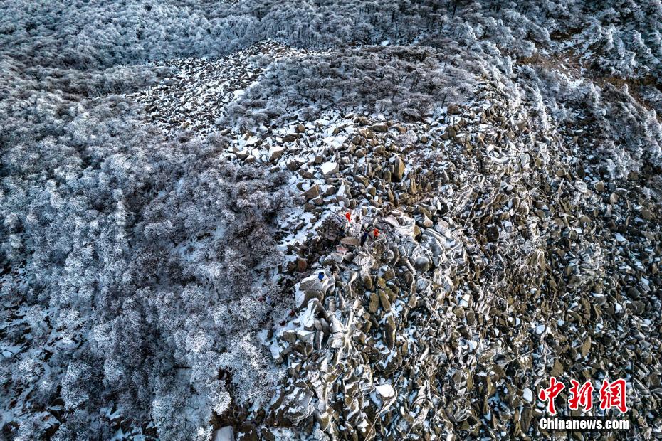 山尖薄雪映衬下 俯瞰冬日的秦岭日出景观