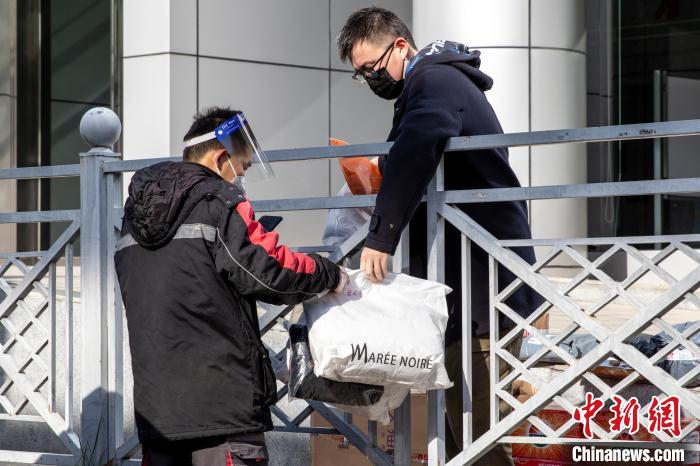 郑州：部分快递站点恢复运营快递小哥派送忙