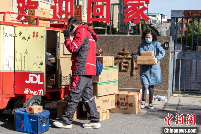 图为快递小哥进行派送工作。　程航 摄