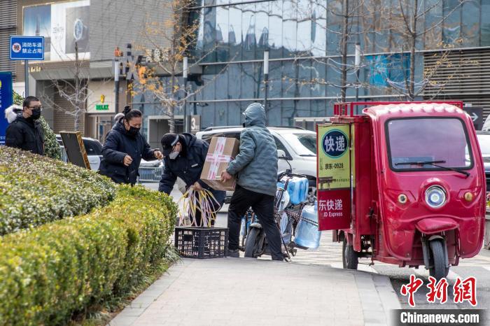 图为快递小哥进行派送工作。　程航 摄