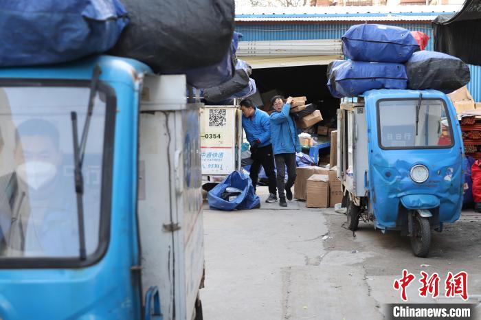 图为快递小哥整理货物。　程航 摄