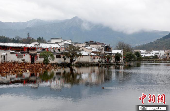 安徽黄山：雪染宏村 淡雅如画