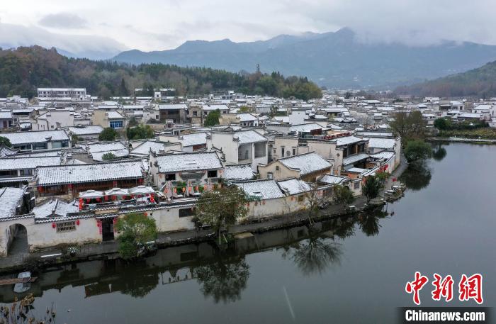 安徽黄山：雪染宏村 淡雅如画