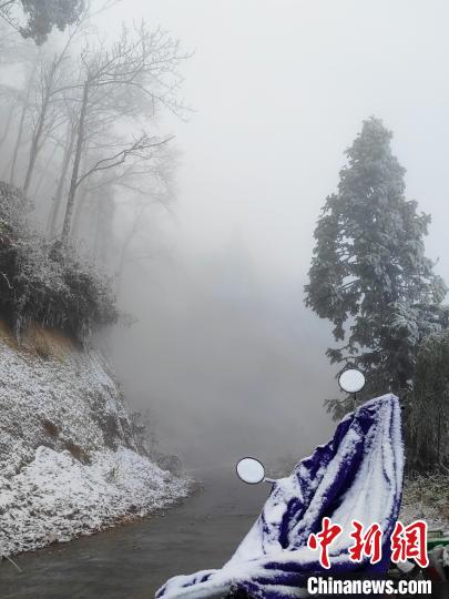 寒潮抵达广西 大山苗乡变“雪乡”