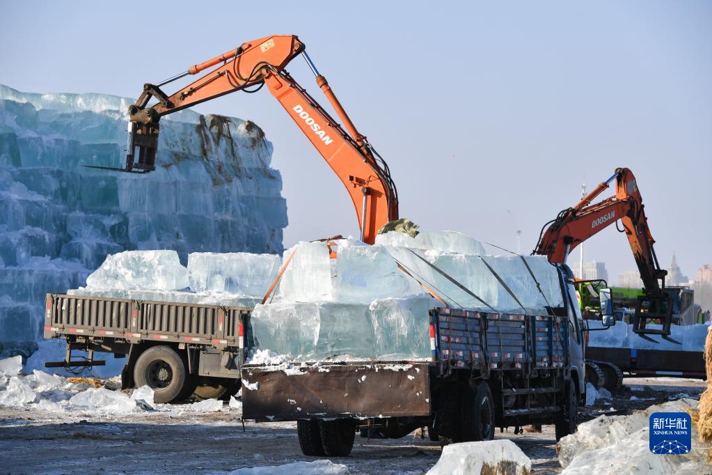 哈尔滨冰雪大世界冰建施工有序展开