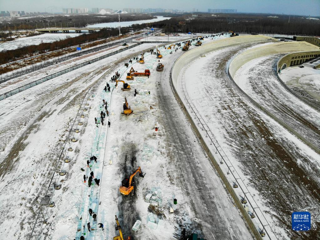 哈尔滨冰雪大世界冰建施工有序展开