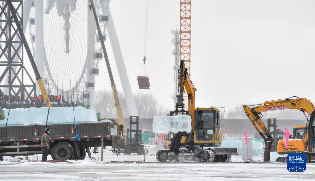 哈尔滨冰雪大世界冰建施工有序展开