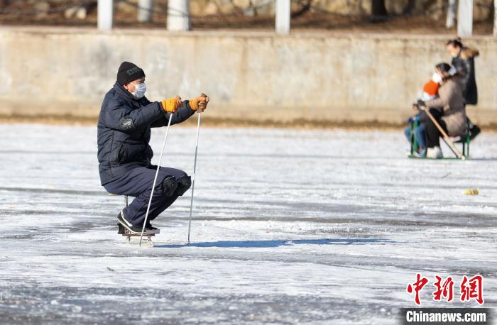 沈阳市民体验冰雪项目享受假日时光