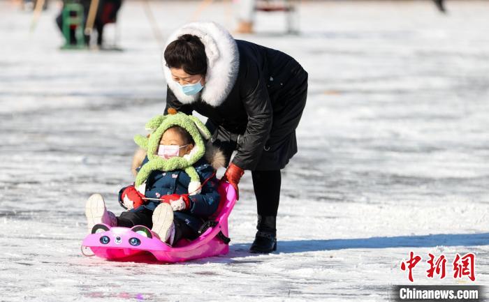 沈阳市民体验冰雪项目享受假日时光