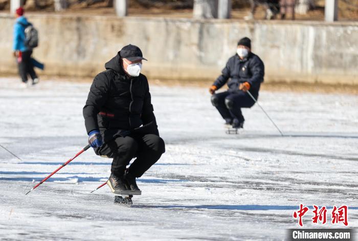 沈阳市民体验冰雪项目享受假日时光