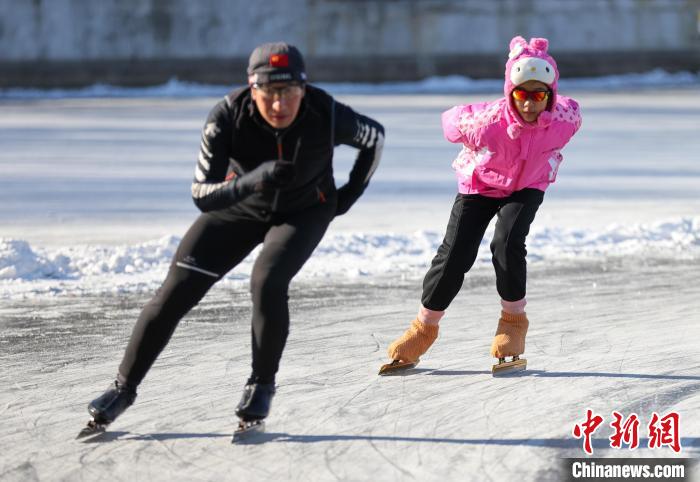 沈阳市民体验冰雪项目享受假日时光