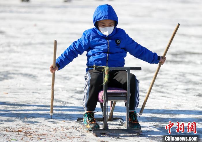 沈阳市民体验冰雪项目享受假日时光