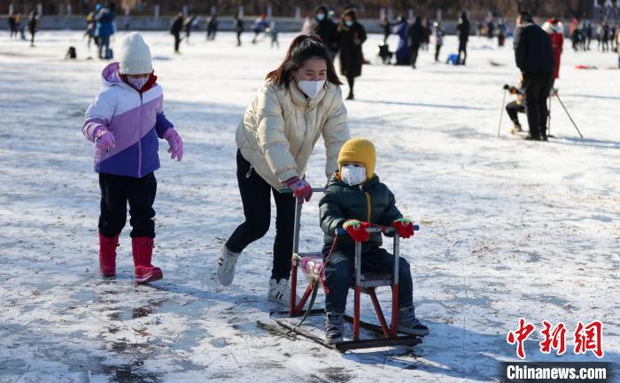 沈阳市民体验冰雪项目享受假日时光