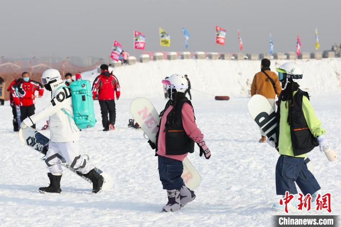 宁夏银川：民众享受滑雪运动