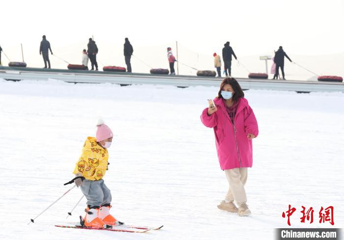 宁夏银川：民众享受滑雪运动