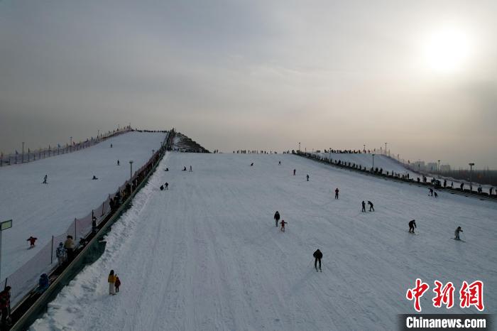 宁夏银川：民众享受滑雪运动