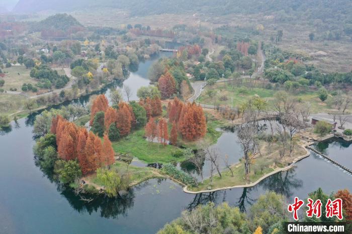 航拍贵阳花溪十里河滩湿地公园 层林尽染美如画